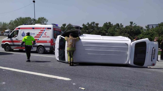 Minibüs takla attı: 2 yaralı