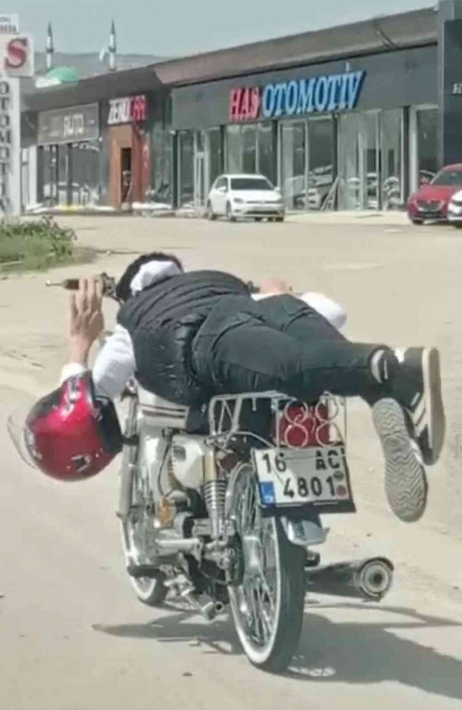 Motosiklet üzerinde tehlikeli yolculuk