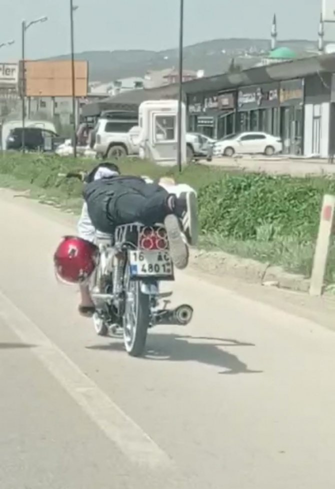 Motosiklet üzerinde tehlikeli yolculuk