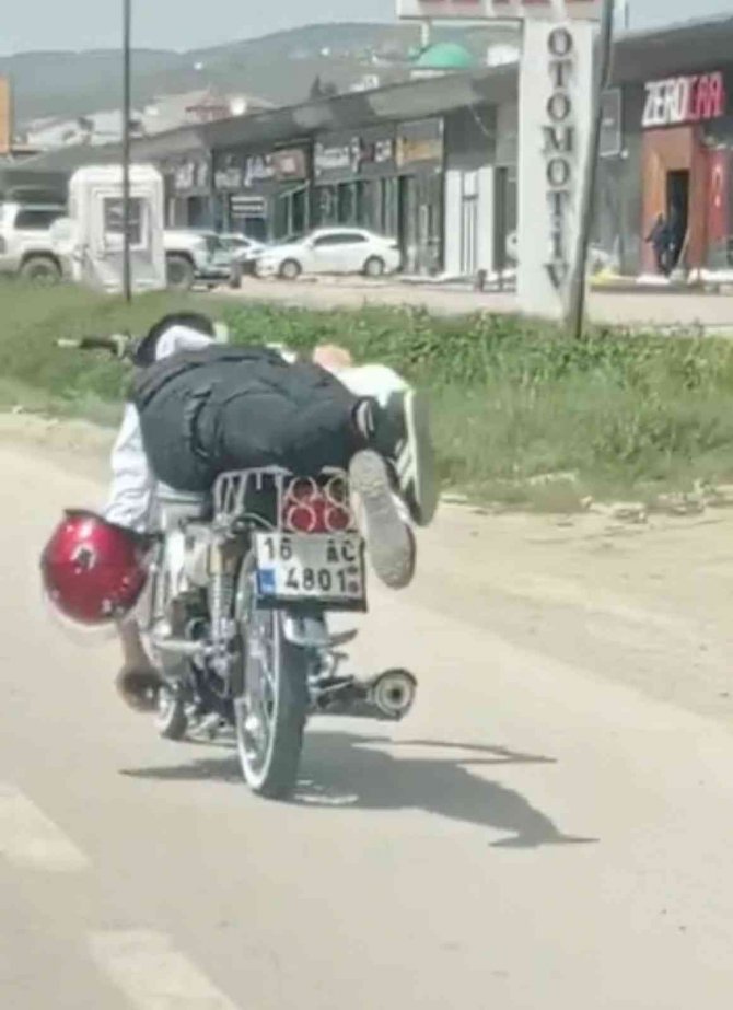 Motosiklet üzerinde tehlikeli yolculuk