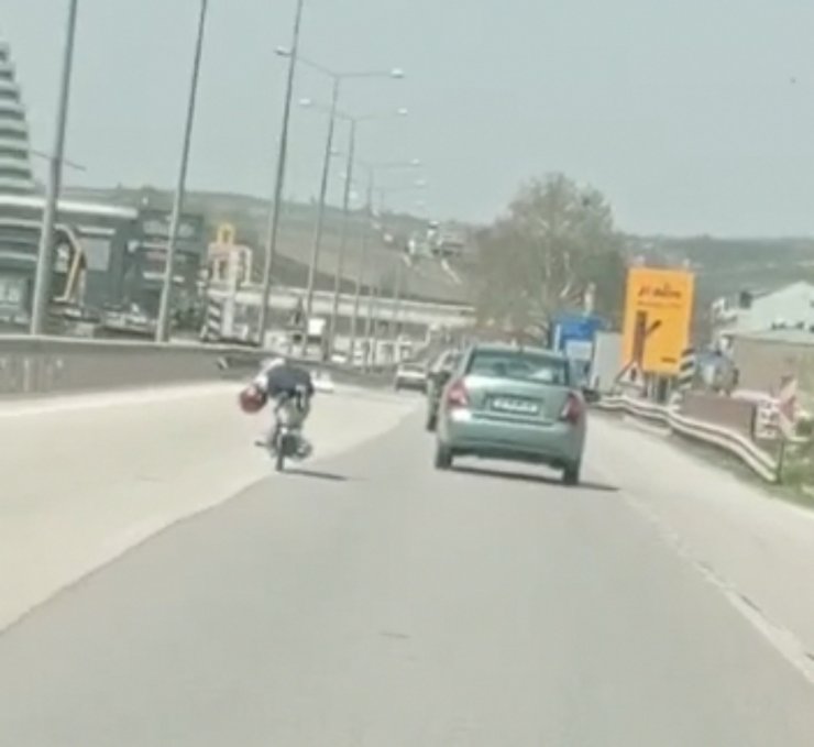 Motosikleti üzerine yatarak kullandı