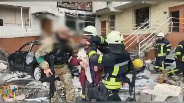 Odessa’da bombardıman sonrası kurtarma çalışmaları