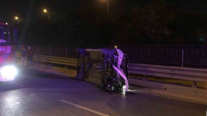 Orta refüje çarpan araç yan yattı