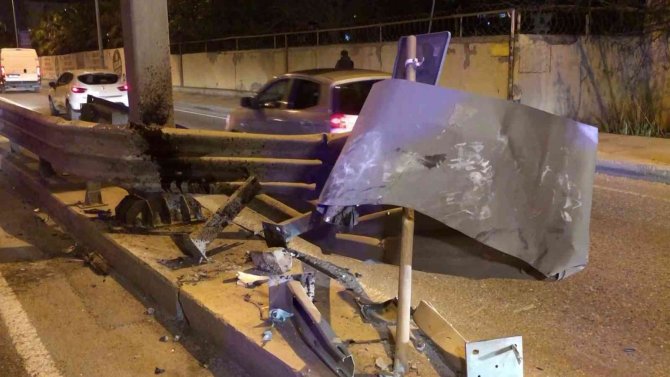 Orta refüje çarpan araç yan yattı