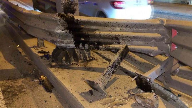 Orta refüje çarpan araç yan yattı