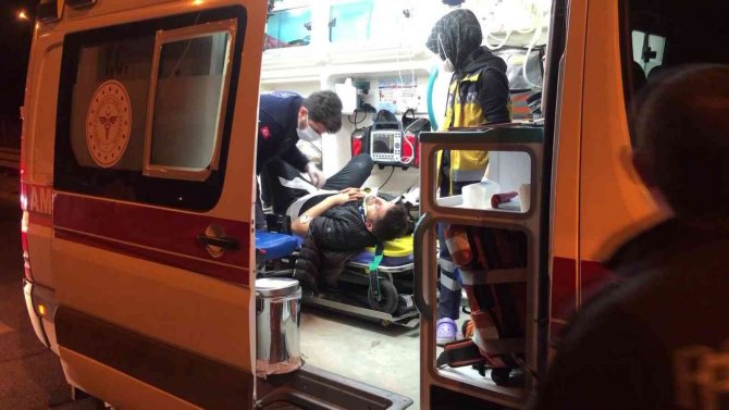 Orta refüje çarpan araç yan yattı