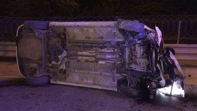 Orta refüje çarpan araç yan yattı