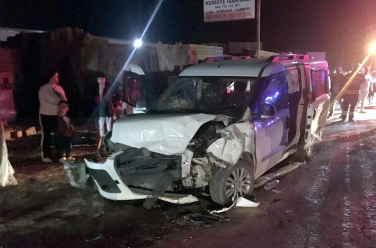 Otomobil ile hafif ticari araç çarpıştı: 8 yaralı