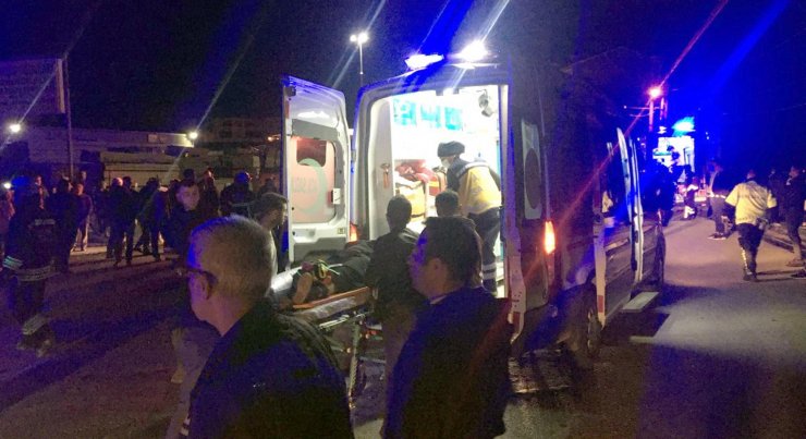 Otomobil ile hafif ticari araç çarpıştı: 8 yaralı