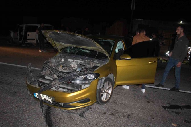 Otomobil ile hafif ticari araç çarpıştı: 8 yaralı