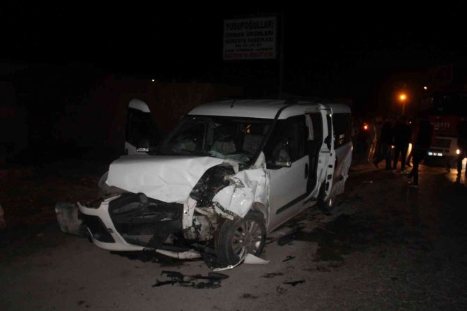 Otomobil ile hafif ticari araç çarpıştı: 8 yaralı