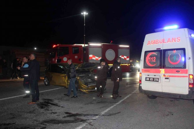 Otomobil ile hafif ticari araç çarpıştı: 8 yaralı