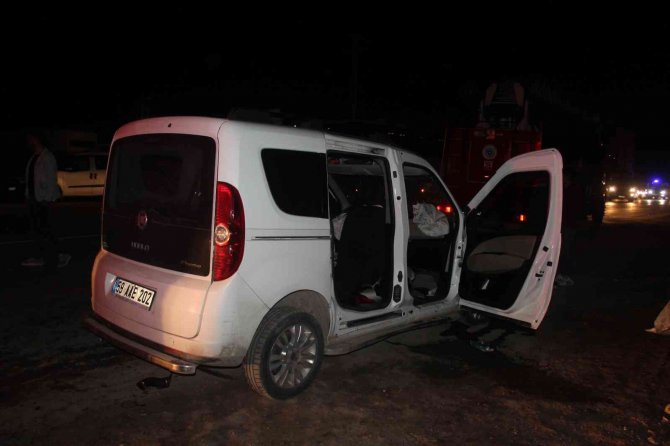 Otomobil ile hafif ticari araç çarpıştı: 8 yaralı