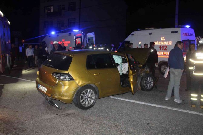 Otomobil ile hafif ticari araç çarpıştı: 8 yaralı