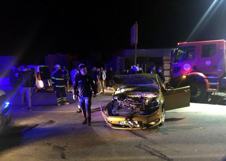 Otomobil ile hafif ticari araç çarpıştı: 8 yaralı