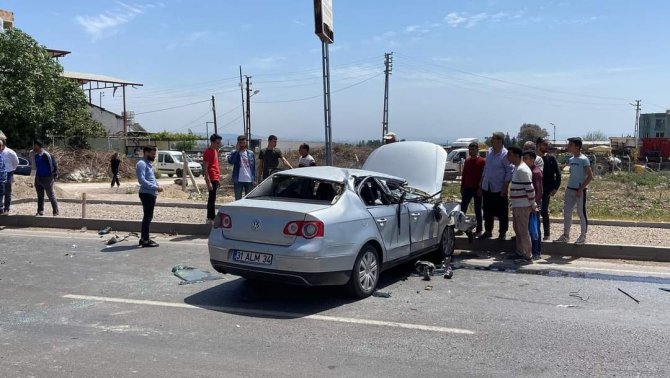 Otomobil ile traktör çarpıştı:  2 yaralı