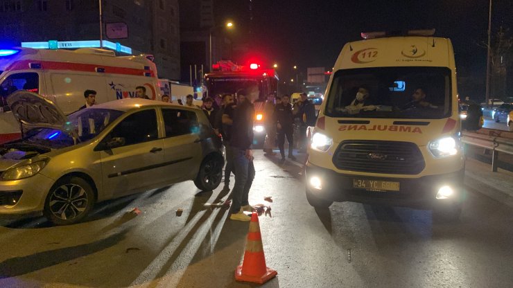 Otomobil, park halindeki minibüse çarptı: 4 yaralı 