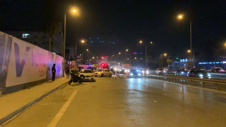 Otomobil, park halindeki minibüse çarptı: 4 yaralı 