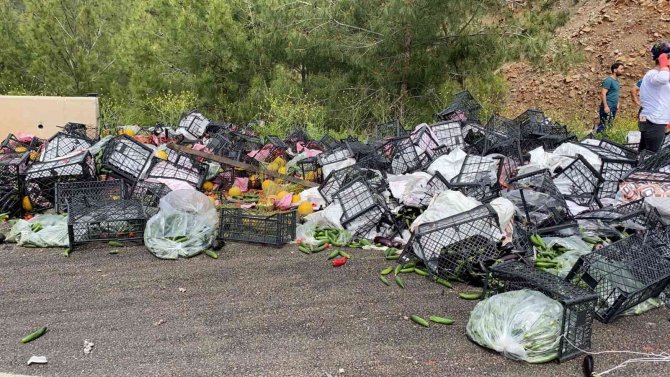 Sebze yüklü kamyon yan yattı