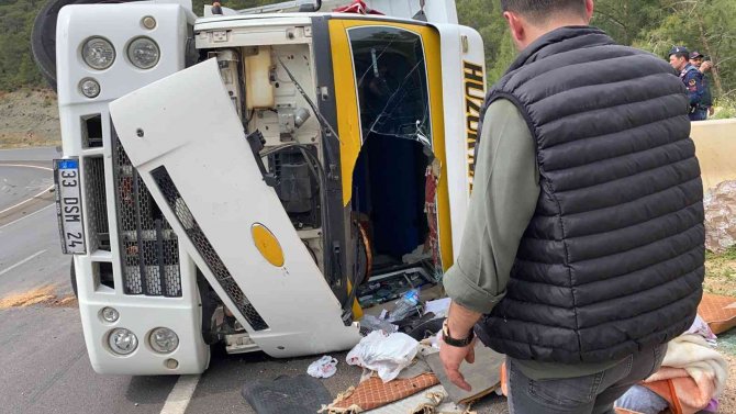 Sebze yüklü kamyon yan yattı