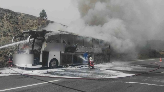 Şehirlerarası yolcu otobüsünde çıkan yangın paniğe sebep oldu