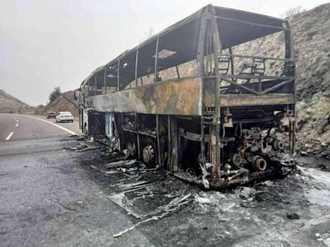 Şehirlerarası yolcu otobüsünde çıkan yangın paniğe sebep oldu