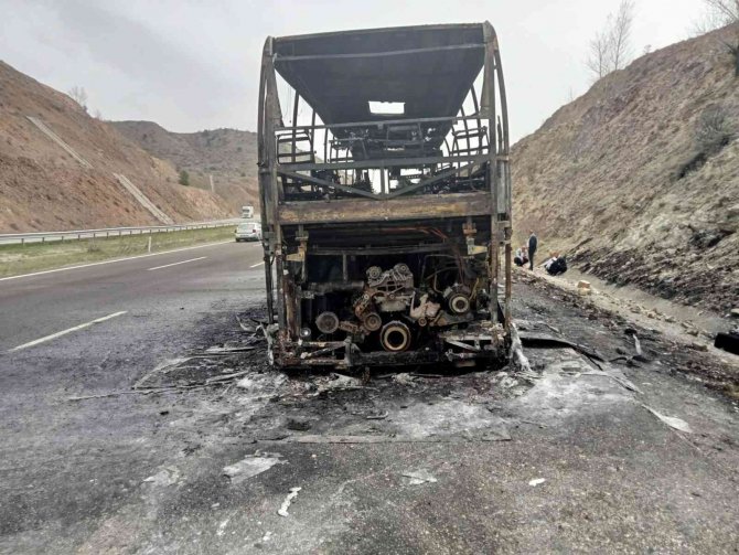 Şehirlerarası yolcu otobüsünde çıkan yangın paniğe sebep oldu