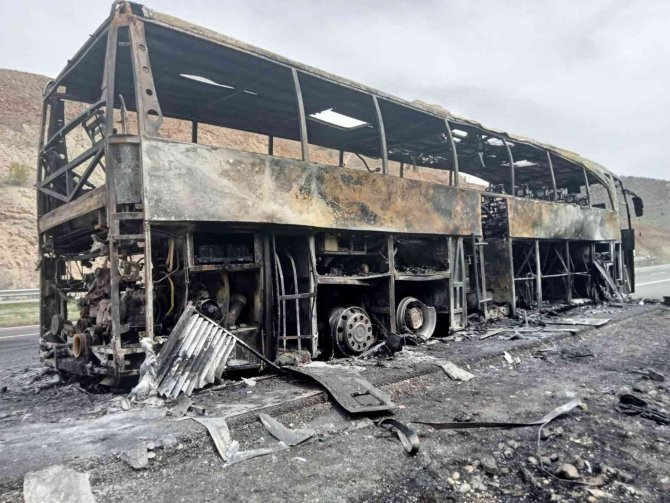 Şehirlerarası yolcu otobüsünde çıkan yangın paniğe sebep oldu