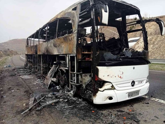 Şehirlerarası yolcu otobüsünde çıkan yangın paniğe sebep oldu