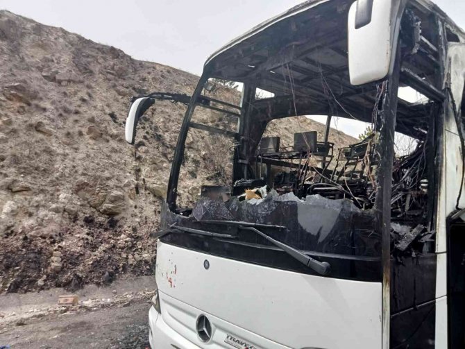 Şehirlerarası yolcu otobüsünde çıkan yangın paniğe sebep oldu