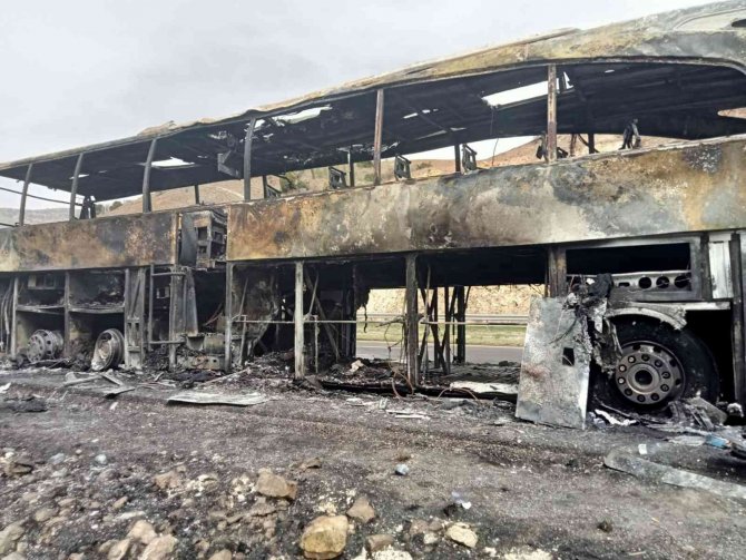 Şehirlerarası yolcu otobüsünde çıkan yangın paniğe sebep oldu