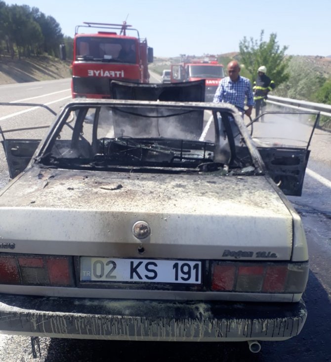 Seyir halindeki alev aldı