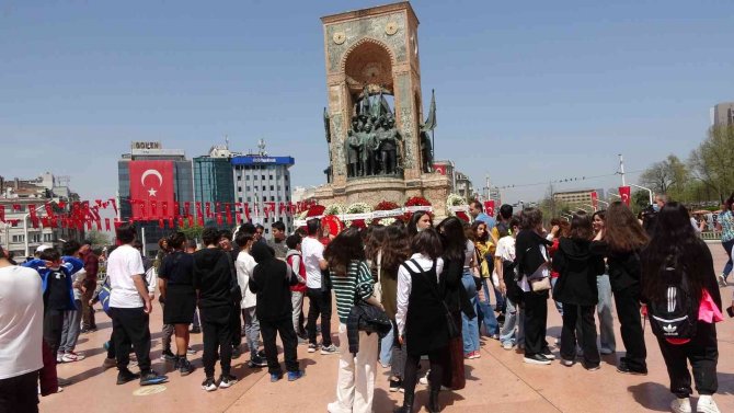 Taksim’de köpek İranlı çocuğu burnundan ısırdı