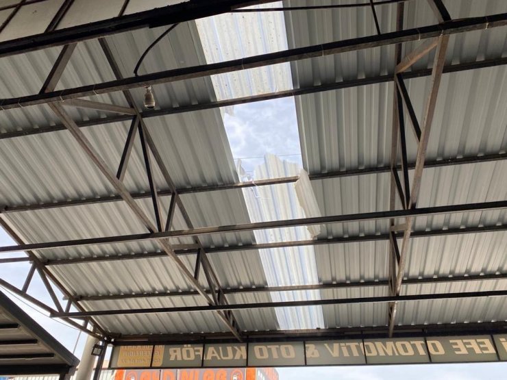 Tamir için çıktğı sundurmadan düşen işçi yaralandı