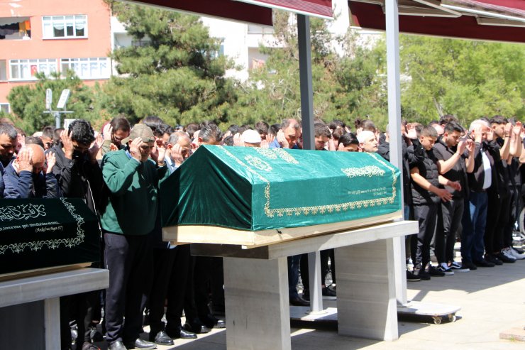 TIR'ın altına giren otomobilin sürücüsü hayatını kaybetti 