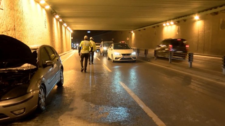 Yanan araç trafiği felç etti, yol trafiğe kapatıltı