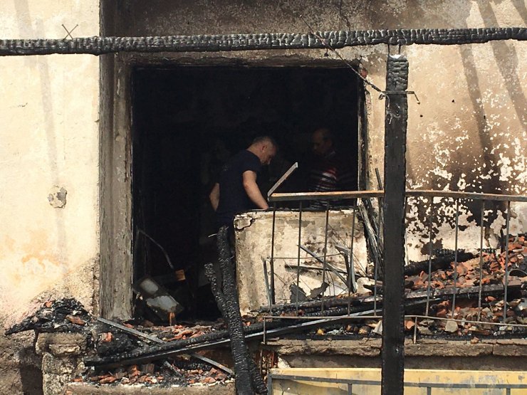 Yanan evin sahibi hastanelik oldu, 8 tavşan öldü