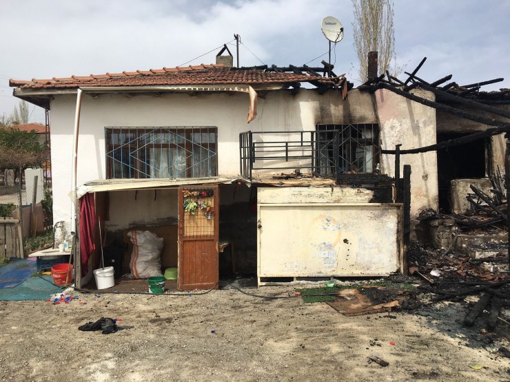 Yanan evin sahibi hastanelik oldu, 8 tavşan öldü