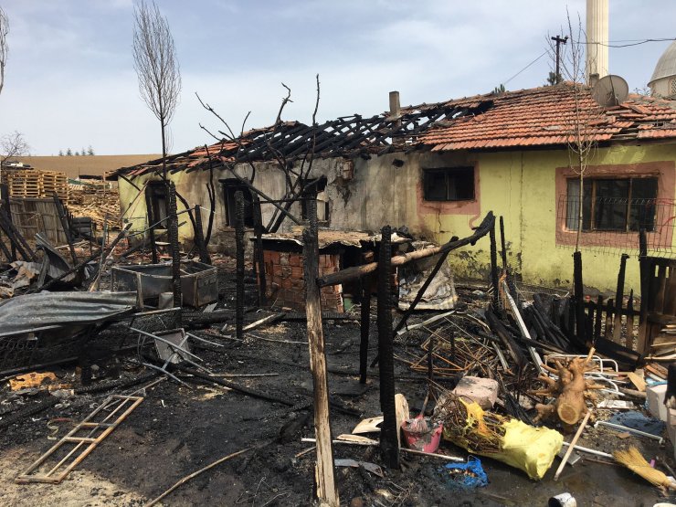 Yanan evin sahibi hastanelik oldu, 8 tavşan öldü