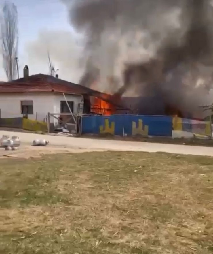 Yanan evin sahibi hastanelik oldu, 8 tavşan öldü