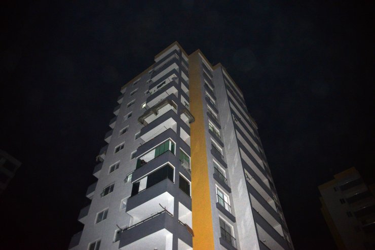 12 yaşındaki çocuk 9’uncu kattan cipin üzerine düştü