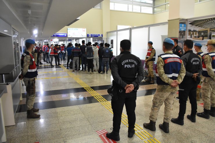 227 kaçak göçmen daha ülkesine gönderildi