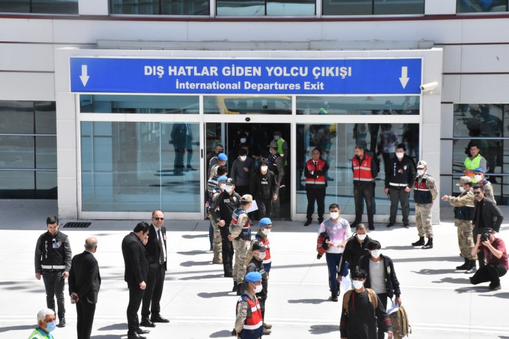 227 kaçak göçmen daha ülkesine gönderildi