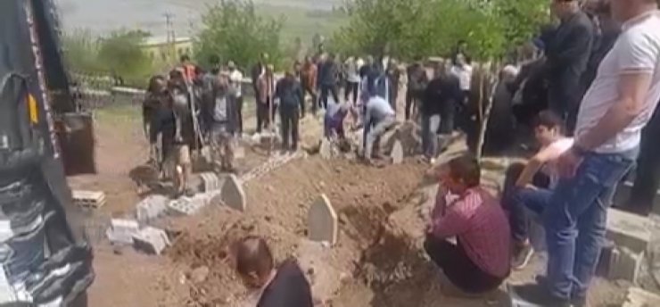 Annesinin cenazesini getirirken kazada öldü