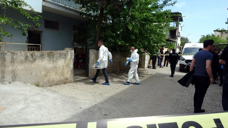 Arkadaşlarıyla toplandıkları evde vurulan genç  öldü