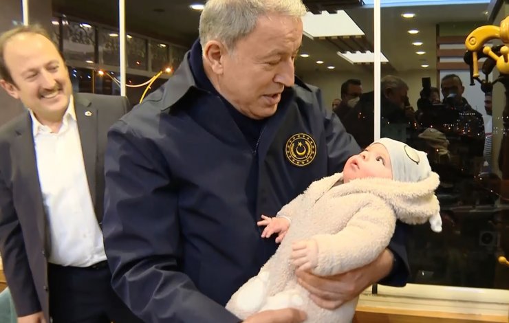 Bakan Akar, sınırın sıfır noktasında Mehmetçikle iftar yaptı