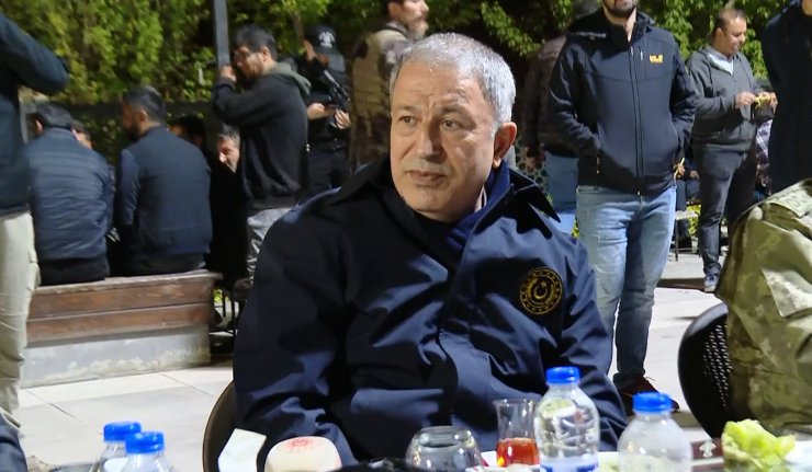 Bakan Akar, sınırın sıfır noktasında Mehmetçikle iftar yaptı
