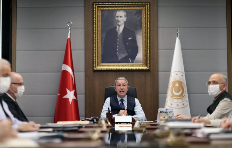 Bakan Akar'dan komutanlarla toplantı