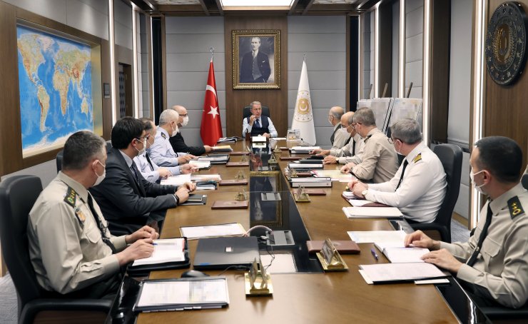 Bakan Akar'dan komutanlarla toplantı