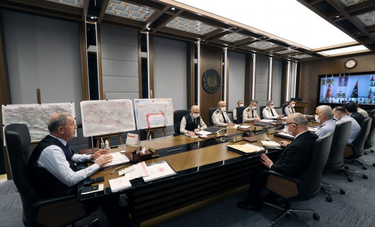 Bakan Akar'dan komutanlarla toplantı